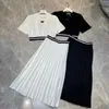 Tweedelige jurk Ontwerper dameskleding ontwerper set rok halslijn brief afdrukken driehoek T-shirt elastische plooirok pak zomer damespak AGBO
