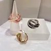 VV -ringdesign med tre ringar och bokstäver Emalj älskar ring kvinnors klassiska tre ringöverlagringsring
