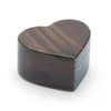Smyckespåsar E15E Black Walnut Träförlovningsring Box Solid Wood Heart Shaped Organizer för förslag Bröllopsceremoni gåva