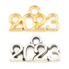 Charms 50 Stück Jahreszahl Charm Hohl 2023 geformter Anhänger Legierung Ornamente für Jahrestag Schmuckherstellung DIY Basteln F3MD