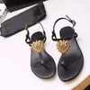Sandały designerskie modne flip-flops płaskie metalowe dekoracyjne kapcie pary z sandałami plażowymi 35-43 z pudełkiem