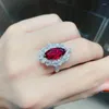 Anillos de racimo Elegante Cristal rojo Rubí Piedras preciosas Diamantes Flores para mujeres 14k Oro blanco Lleno de plata Joyería fina Bijoux Bandas Regalos