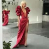 Sukienki imprezowe Bridalaffair High Side Split Red Satin Satin Evening Puff Rleeves V-Neck Platka Ruched Suknia balowa Formalna Specjalna Sukienka