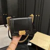 Deri çanta tasarımcısı çanta kadın omuz çantası moda crossbody çanta düz renk zincir çantası klasik alfabe çanta mini küçük kare çanta premium baget çanta