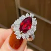 Anillos de racimo Elegante Cristal rojo Rubí Piedras preciosas Diamantes Flores para mujeres 14k Oro blanco Lleno de plata Joyería fina Bijoux Bandas Regalos