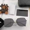 2023 Toppkvalitet blandad färglins Ny modell Titanlegering stor ram lila PC-material avancerade mode solglasögon för kvinnor sommar hem resor strand utomhus