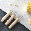 BBQツールアクセサリー8PCS 16PCSコーンホルダーフォークマルチファンクションバーベキューコーンツール木製ハンドル304ステンレススチールフォークバーベキュー用品230617