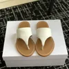 Designer Brand Slippers the Best Quality Flip Flops for Women New Leather Clip Toe Fashion Emed Flat Bottom Beach Sandals