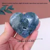 Dekorativa föremål Figurer 1PC Natural Stone Carved Crystal Moss Agate Heart Form Carving Healing Stone Green Moss Agate Love Statuette Home Decoration 230617