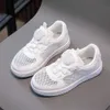 Nieuwe 2023 Zomer Comfortabele Holle Mode Mesh Kleine Witte Roterende Knop kindersneakers Schoenen voor kinderen meisjes