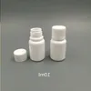 100pcs 10 ml 10 cm3 10 g małych plastikowych pojemników butelka z uszczelką pokrywki, puste białe okrągłe plastikowe pigułki Butelki AABEV