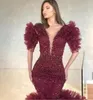 robe de bal bordeaux sirène robes de bal cristal perlé col en V 3D dentelle appliques paillettes perlées longueur de plancher célébrité formelle plume train plus la taille robes de soirée