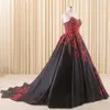 Ballkleid Gothic Schwarz Brautkleider Schatz ärmellos rote Spitze Applikationen Korsett Rücken Vintage Brautkleider2743