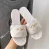 2023 Nouvelles sandales de designer pour femmes Chaussons de luxe d'été Chaîne Ringer Sandales en cuir de couleur abricot blanc noir Plage extérieure bord de mer maison sandales plates pour femmes