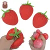 Giocattolo di decompressione Simulazione Cambia colore Strawberry Vent Ball Fruit To Stress Relief Toy Tofu Ball Pinch Giocattolo per bambini Office Decompression 230617