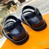 2023-Comfort Sandals ponownie wyobraża sobie ten swobodny styl w letnim dżinsie z lekką gumową podeszwą zewnętrzną i ergonomiczną wkładką dla całego dnia komfort