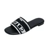 2023 PARIS Haftowane Dazzle Designer Kaptaki Women Sandały Sandały Letnie Paski plażowe Casualne płaskie suwaki Kobiety Panie Flip Flip Flops Haftowe buty Buty 46436