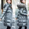 Trench da donna Grande collo di pelliccia Piumino in cotone Cappotto lungo invernale trapuntato da donna Cappotto caldo sciolto Moda Parka con cappuccio lucido