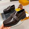 2023 designer de luxo britânico mocassins de negócios moda masculina 100% letras de impressão de couro fivela de metal gorro preguiçoso slip-on sapatos masculinos casuais tamanhos de sandália plana