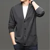 Maglioni da uomo Cardigan coreano Maglione da uomo Top lavorato a maglia Abbigliamento maschile Nero Manica lunga con scollo a V Wweater Maglione oversize Giacca Cappotto da uomo S-3XL 230619