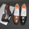 Scarpe eleganti 2023 Moda uomo Colore abbinato Pelle Oxford Brogue Ufficio Pizzo Punta quadrata Confortevole Casual Business