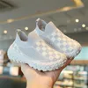 Sapatos esportivos infantis primavera e outono novos sapatos casuais para meninos Sapatos de malha respirável Sola macia Sapatos de bebê confortáveis
