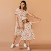 Aile Eşleşen Kıyafetler Anne ve Kızı El Kıyafet Moda Polka Dot Baskı Yay Baskılı Uçan Kollar Parentchild Kıyafet 230619