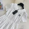 Podstawowe sukienki zwykłe projektant Summer New Academy Style Prosty haft z talią Cienka Doll Szyjka Biała sukienka dla kobiet 2835