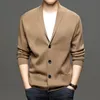 Maglioni da uomo Cardigan coreano Maglione da uomo Top lavorato a maglia Abbigliamento maschile Nero Manica lunga con scollo a V Wweater Maglione oversize Giacca Cappotto da uomo S-3XL 230619