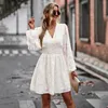 Abiti casual Donna Scollo a V Temperamento Abito Primavera Vita elastica Nobile Luce di lusso Tinta unita Bottone in pizzo Femme A-Line Vestidos Robe