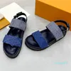 2023-Comfort Sandals ponownie wyobraża sobie ten swobodny styl w letnim dżinsie z lekką gumową podeszwą zewnętrzną i ergonomiczną wkładką dla całego dnia komfort