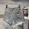 Jeans da donna 2023 Pantaloncini ricamati a fiori per ragazza estiva Figura denim lavato con bordo sfilacciato per pantaloni corti Jean da donna