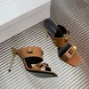 Kvinnors stilett tofflor glider mulor guldpläterade fyrkantiga spänne dekoration läder yttersula öppen tå sandaler lyxdesigner höga skor fabrikskor med låda