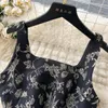 Französisches Nischen-Haute-Couture-Blumen-Strapskleid im neuen Sommerstil mit schmaler Taille und schmalem Feenkleid mit offenem Rücken