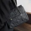 Классические треугольные буквы броши жены модные металлические броши для шляпных аксессуаров дизайнер унисекс простые пальто украшения