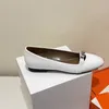 Дизайнер с замками маленький платье одно пряжка Shi Retro Round Toe Flats Lofers Женские туфли с коробкой 95884 47390