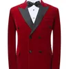 Trajes de hombre Terciopelo rojo Baile de graduación Hombres para boda con doble botonadura Solapa en pico 2 piezas Novio Esmoquin Conjunto masculino Blazer Pantalones negros Moda