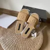 2023 Nouvelles sandales de designer pour femmes Chaussons de luxe d'été Chaîne Ringer Sandales en cuir de couleur abricot blanc noir Plage extérieure bord de mer maison sandales plates pour femmes