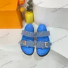 Yeni yolcu sandal lüks bom bom dia düz katır lady jacquard monogramlar slaytlar kadınlar düz katır platformu slingbacks kahverengi sandal ayakkabıları denim kayış platformları