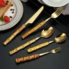 Serisuppsättningar 2023 Natural Bamboo Handle 410 Rostfritt stål Tabellekknivgaffel Kakan Dessert Set