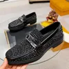 2023 designer de luxo britânico mocassins de negócios moda masculina 100% letras de impressão de couro fivela de metal gorro preguiçoso slip-on sapatos masculinos casuais tamanhos de sandália plana