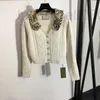 Kvinnors tröjor Designer Trendiga Flora Jacquard Personlighet Pearl Ornent Cardigan Coat Girl Lovely Charm Knit Jackets tröja R41U