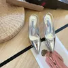 Дизайнерские женские сандалии 2023 летние новая мода сексуальная металлическая заостренная высокая каблуки европейские и американские стиль шоу в стиле