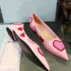 Patentdesigner kvinnor klär läder stavning färg platt spetsig fin rosa kärlek hjärtsymbol party skor två klackar höga 2 cm 6 cm med ruta 78341 64082