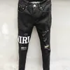 Mäns jeans high street broderare brev män modedesigner rippade hål smala fit byxor hip hop dans parti svart 230619