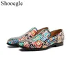Moda Graffiti Print Low Top Zapatos casuales Remaches de colores mezclados Stud Flats Slip On Hombres Zapatos Runway Chaussures Hommes