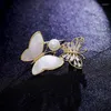 ブローチ2023ファッショナブルなパール昆虫ピンキュービックジルコニアゴールドメッキの女性のための女性シェルバタフライピンコサージ