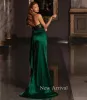 Robes de soirée modernes noires et vert émeraude Un Spaghettti Satin Sweetheart Side Split Sequin Long Prom Party Robes robe de soriee