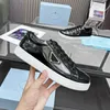 Designer chaussures de course en cuir verni chaussures de sport pour hommes et femmes triangle logo unique chaussures en cuir noir classique pradss chaussures de sport brevetées baskets.