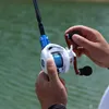 Baitcasting makaraları sougayilang balık avı beyaz siyah makara sol sol elle sürükleme gücü 10kg sazan tekerlekleri izleme pesca 230619